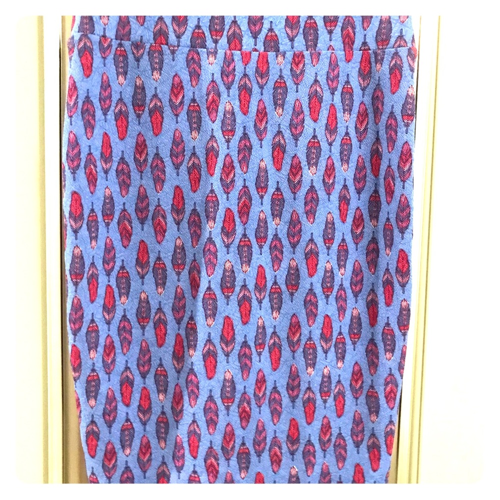 relisted n a bundle
🦄 NWOT Lularoe Cassie skirt 💕 FEATHERS 🦄